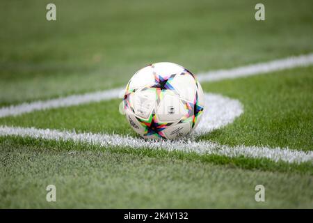 Mailand, Italien. 04. Oktober 2022. Matchball während des UEFA Champions League-Spiels, Gruppe C, FC Inter und FC Barcelona, am 04. Oktober 2022, im San Siro Stadion, Mailand, Italien. Foto Nderim Kaceli Kredit: Unabhängige Fotoagentur/Alamy Live Nachrichten Stockfoto