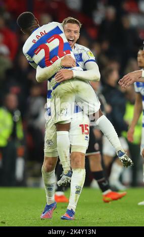 Sheffield, Großbritannien. 4. Oktober 2022. Kenneth Paal von QPR feiert den Sieg mit Sam Field von QPR während des Sky Bet Championship-Spiels in der Bramall Lane, Sheffield. Bildnachweis sollte lauten: Lexy Ilsley/Sportimage Kredit: Sportimage/Alamy Live News Stockfoto