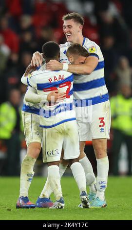 Sheffield, Großbritannien. 4. Oktober 2022. Kenneth Paal von QPR feiert den Sieg mit Sam Field von QPR während des Sky Bet Championship-Spiels in der Bramall Lane, Sheffield. Bildnachweis sollte lauten: Lexy Ilsley/Sportimage Kredit: Sportimage/Alamy Live News Stockfoto