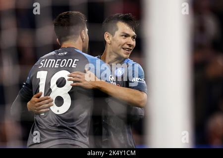 Amsterdam, Niederlande. 04. Oktober 2022. AMSTERDAM - (lr) Giovanni Simeone von SSC Napoli, Hirving Lozano von SSC Napoli feiern die 1-6 während der UEFA Champions League Group Ein Spiel zwischen Ajax Amsterdam und SSC Napoli in der Johan Cruijff Arena am 4. Oktober 2022 in Amsterdam, Niederlande. ANP MAURICE VAN STEEN Kredit: ANP/Alamy Live Nachrichten Stockfoto