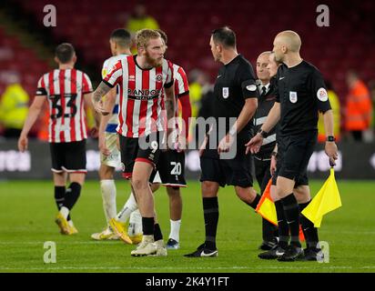 Sheffield, Großbritannien. 4. Oktober 2022. Oliver McBurnie von Sheffield Utd hat beim Sky Bet Championship-Spiel in der Bramall Lane, Sheffield, mit dem Schiedsrichter gesprochen. Bildnachweis sollte lauten: Andrew Yates/Sportimage Kredit: Sportimage/Alamy Live News Stockfoto