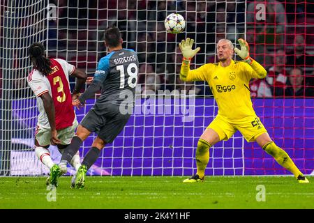 AMSTERDAM, NIEDERLANDE - 4. OKTOBER: Giovanni Simeone von Neapel, Torwart Remko Pasveer von Ajax während des UEFA Champions League-Spiels zwischen Ajax und Napoli in der Johan Cruijff Arena am 4. Oktober 2022 in Amsterdam, Niederlande (Foto von Patrick Goosen/Orange Picics) Credit: Orange Pics BV/Alamy Live News Stockfoto