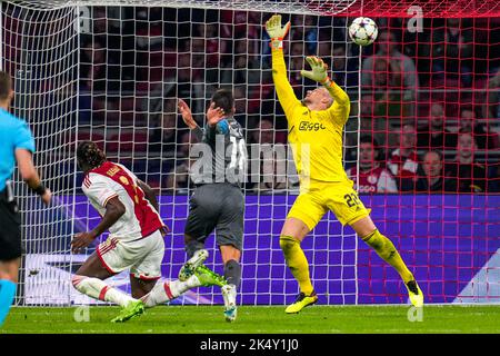 AMSTERDAM, NIEDERLANDE - 4. OKTOBER: Giovanni Simeone von Neapel, Torwart Remko Pasveer von Ajax während des UEFA Champions League-Spiels zwischen Ajax und Napoli in der Johan Cruijff Arena am 4. Oktober 2022 in Amsterdam, Niederlande (Foto von Patrick Goosen/Orange Picics) Credit: Orange Pics BV/Alamy Live News Stockfoto