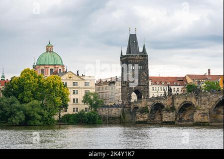 Altstädter Brückenturm und Karlsbrücke über die Moldau in der historischen Altstadt von Prag. Stockfoto