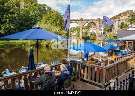 Knaresborough Viaduct und Flussseite Spaziergang entlang des Flusses Nidd mit Café und Bootsverleih. Stockfoto