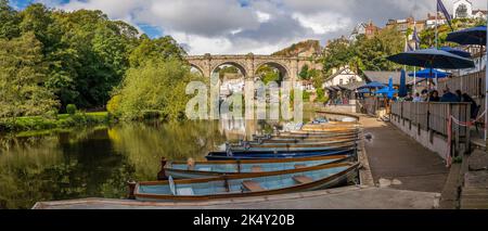 Knaresborough Viaduct und Flussseite Spaziergang entlang des Flusses Nidd mit Café und Bootsverleih. Stockfoto