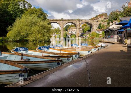 Knaresborough Viaduct und Flussseite Spaziergang entlang des Flusses Nidd mit Café und Bootsverleih. Stockfoto