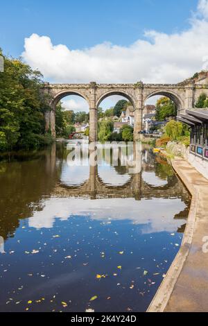 Knaresborough Viaduct und Flussseite Spaziergang entlang des Flusses Nidd mit Café und Bootsverleih. Stockfoto