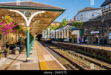 Knaresborough Railway Station, ein denkmalgeschützter Bahnhof in der Yorkshire Marktstadt Knaresborough, Yorkshire, England. Stockfoto