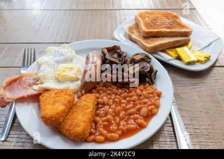 Komplettes englisches warmes Frühstück, traditionelles britisches Frühstück, großbritannien Stockfoto