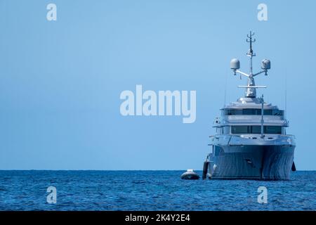 Graue Yacht verankert in Formentera Stockfoto