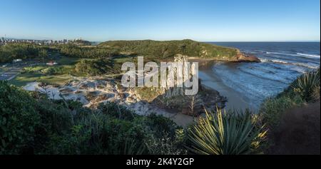 Panoramablick auf den Guarita Beach und die Skyline der Stadt im Guarita Park - Torres, Rio Grande do Sul, Brasilien Stockfoto