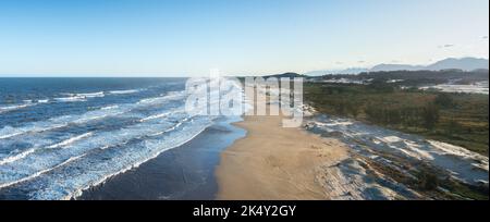 Luftaufnahme von Itapeva Beach - Torres, Rio Grande do Sul, Brasilien Stockfoto