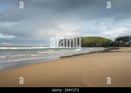 Praia da Cal Beach und Furnas Hill (Morro das Furnas) - Torres, Rio Grande do Sul, Brasilien Stockfoto