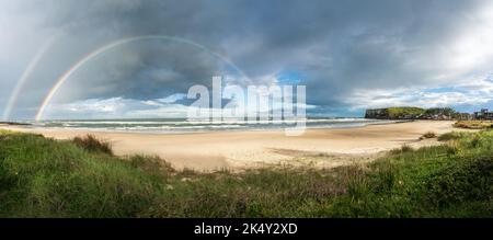 Panoramablick auf den Strand Praia da Cal mit Regenbogen und Furnas Hill - Torres, Rio Grande do Sul, Brasilien Stockfoto