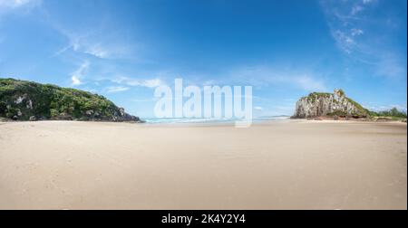 Panoramablick auf Guarita Beach mit Guarita Tower, Südturm (Torre Sul) und Mittelturm (Torre do Meio) im Guarita Park - Torres, Rio Grande do S Stockfoto