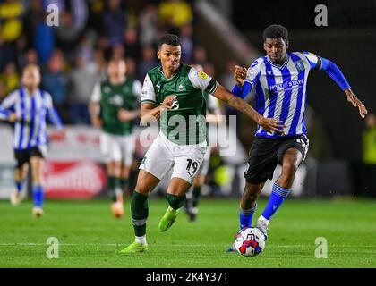 Plymouth Argyle-Stürmer Morgan Whittaker (19) geht am Mittwoch in Sheffield vorbei Mittelfeldspieler Tyreeq Bakinson (19) während des Spiels der Sky Bet League 1 Plymouth Argyle gegen Sheffield Mittwoch im Home Park, Plymouth, Großbritannien, 4.. Oktober 2022 (Foto von Stanley Kasala/Nachrichtenbilder) Stockfoto