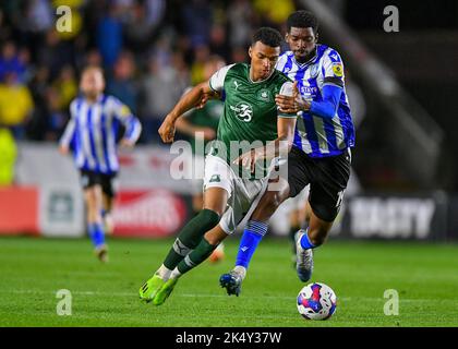 Plymouth Argyle-Stürmer Morgan Whittaker (19) geht am Mittwoch in Sheffield vorbei Mittelfeldspieler Tyreeq Bakinson (19) während des Spiels der Sky Bet League 1 Plymouth Argyle gegen Sheffield Mittwoch im Home Park, Plymouth, Großbritannien, 4.. Oktober 2022 (Foto von Stanley Kasala/Nachrichtenbilder) Stockfoto