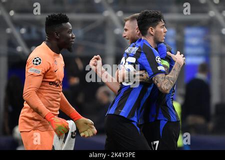 Mailand, Italien. 04. Oktober 2022. Andre Onana, Alessandro Bastoni und Milan Skriniar vom FC Internazionale feiern am 4.. Oktober 2022 im Stadion San Siro in Mailand (Italien) das Champions-League-Fußballspiel der Gruppe C zwischen dem FC Internazionale und dem FCB Barcelona. Foto Andrea Staccioli/Insidefoto Kredit: Insidefoto di andrea staccioli/Alamy Live News Stockfoto