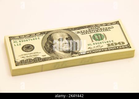 Dollarpaket auf weißem Hintergrund. Isoliert. Dollarstapel. US-Dollar-Banknoten. Ein Stapel amerikanischer 100-Dollar-Scheine. Konzept von Stockfoto