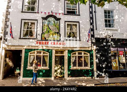 Männer, die vor dem Three Cranes Inn, einem öffentlichen Haus oder Pub im Zentrum von york, Yorkshire, stehen. Stockfoto