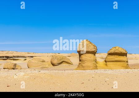 Wadi al Hitan, Faiyum, Ägypten. Erodierte Felsen entlang des Interpretationsweges an der paläontologischen Stätte Wadi el-Hitan. Stockfoto