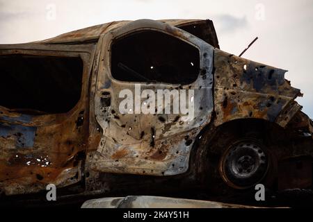 Ein Haufen zerstörter und verbrannter ziviler Autos in der Stadt Gostomel, Region Kiew Stockfoto