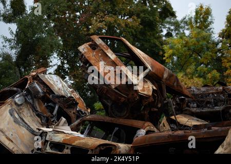 Ein Haufen zerstörter und verbrannter ziviler Autos in der Stadt Gostomel, Region Kiew Stockfoto