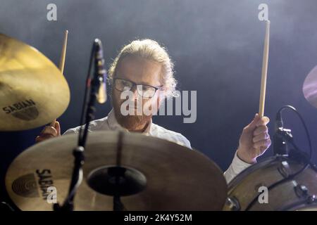 Edinburgh, Schottland, Großbritannien. 04. Oktober 2022. Public Service Broadcasting treten am Dienstag, dem 4.. Oktober 2022, live in der Edinburgh Usher Hall auf, um für ihr gefeiertes viertes Album Bright Magic Band Member zu werben: J. Willgoose Esq. Quelle: Alan Rennie/Alamy Live News Stockfoto