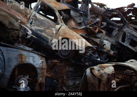 Ein Haufen zerstörter und verbrannter ziviler Autos in der Stadt Gostomel, Region Kiew Stockfoto