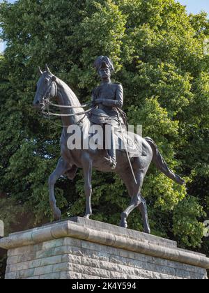 Lord Kitchener auf dem Pferderücken (sein Pferd wurde „Demokrat“ genannt), Statue auf der Dock Road, Chatham, Kent, Großbritannien. Stockfoto