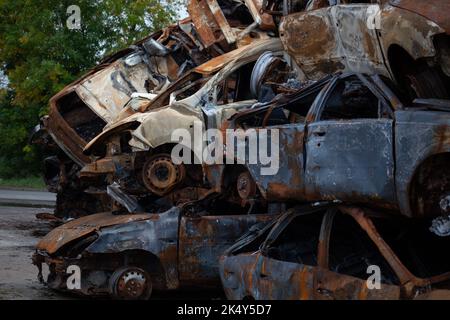 Ein Haufen zerstörter und verbrannter ziviler Autos in der Stadt Gostomel, Region Kiew Stockfoto