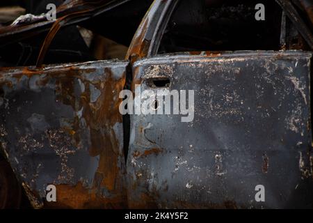 Ein Haufen zerstörter und verbrannter ziviler Autos in der Stadt Gostomel, Region Kiew Stockfoto