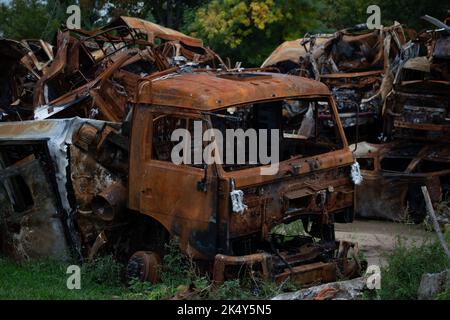 Ein Haufen zerstörter und verbrannter ziviler Autos in der Stadt Gostomel, Region Kiew Stockfoto