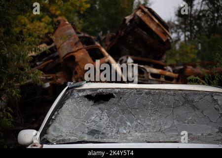 Ein Haufen zerstörter und verbrannter ziviler Autos in der Stadt Gostomel, Region Kiew Stockfoto