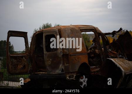 Ein Haufen zerstörter und verbrannter ziviler Autos in der Stadt Gostomel, Region Kiew Stockfoto