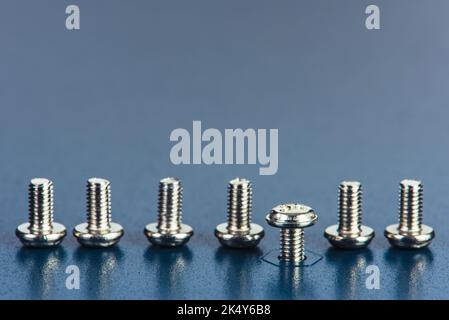 Reihe von Schrauben auf Metalloberfläche Textur Stockfoto