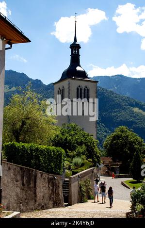 Eglise Saint Theodule in Gruyeres Schweiz mit den Bergen im Hintergrund Stockfoto