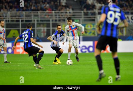 Mailand, Italien. 04. Oktober 2022. Pedri (8) aus Barcelona und Hakan Calhanoglu (20) aus Inter beim UEFA Champions League-Spiel zwischen Inter und Barcelona bei Giuseppe Meazza in Mailand. (Foto: Gonzales Photo/Alamy Live News Stockfoto