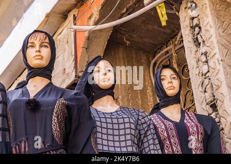 Theben, Luxor, Ägypten. Mannequins in Abayas in einem Bekleidungsgeschäft in Luxor. Stockfoto