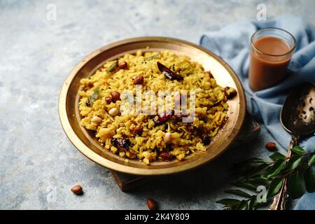 Tamarind Poha oder Puli Aval: Indisches Frühstück mit abgeflachtem Reis Stockfoto