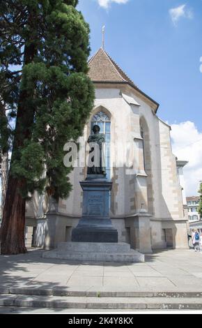 Schweiz Zürcher Denkmal für Ulrich Zwingli mit Fraumünster-Kirche im Hintergrund Stockfoto