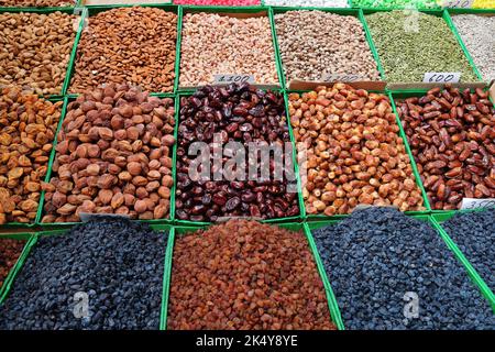 Getrocknete Früchte und Nüsse auf dem Freiluftmarkt Osh Bazar in Bischkek, Kirgisistan Stockfoto