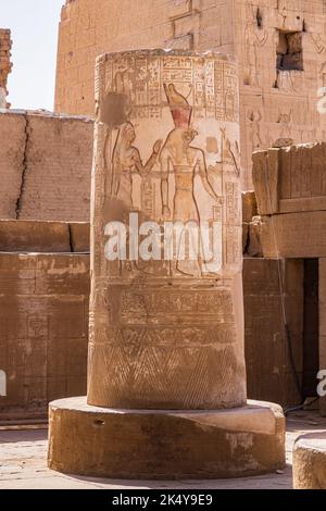 Kom Ombo, Assuan, Ägypten. Gebrochene, verzierte Säule im Kom Ombo Tempelkomplex. Stockfoto