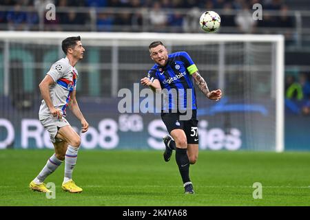 Mailand, Italien. 4.. Oktober 2022. Milan Skriniar (Inter)Robert Lewandowski (Barcelona) während des UEFA Champions League 2022-2023'-Spiels zwischen Inter 1-0 Barcelona im Giuseppe Meazza-Stadion am 4. Oktober 2022 in Mailand, Italien. Quelle: Maurizio Borsari/AFLO/Alamy Live News Stockfoto