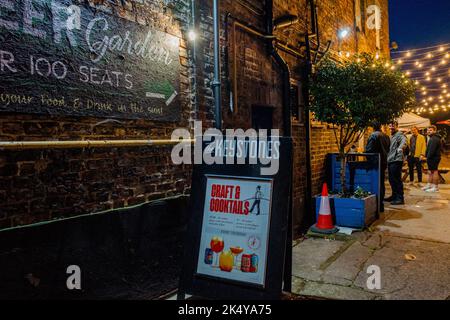 The Keystone Public House oder Pub in der Nacht mit Einem Brett Werbung Handwerk Biere und Cocktails, York, Yorkshire. Stockfoto