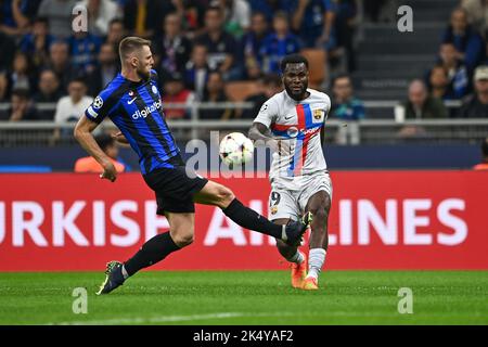 Mailand, Italien. 4.. Oktober 2022. Franck Jessie (Barcelona) Milan Skriniar (Inter) während des UEFA Champions League 2022-2023'-Spiels zwischen Inter 1-0 Barcelona im Giuseppe Meazza-Stadion am 4. Oktober 2022 in Mailand, Italien. Quelle: Maurizio Borsari/AFLO/Alamy Live News Stockfoto