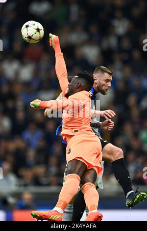 Mailand, Italien. 4.. Oktober 2022. Andre Onana (Inter) Milan Skriniar (Inter) während des UEFA Champions League 2022-2023'-Spiels zwischen Inter 1-0 Barcelona im Giuseppe-Meazza-Stadion am 4. Oktober 2022 in Mailand, Italien. Quelle: Maurizio Borsari/AFLO/Alamy Live News Stockfoto