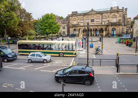 Vielbefahrene Straßenkreuzung am St. Leonard's Place mit der vor der York Art Gallery, York, Yorkshire, England. Stockfoto