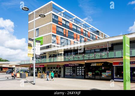 Geschäfte und Wohnungen, Corporation Street, Corby, Northamptonshire, England, Vereinigtes Königreich Stockfoto